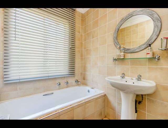 2 BEDROOM TOWNHOUSE FOR SALE IN HONEYDEW MANOR